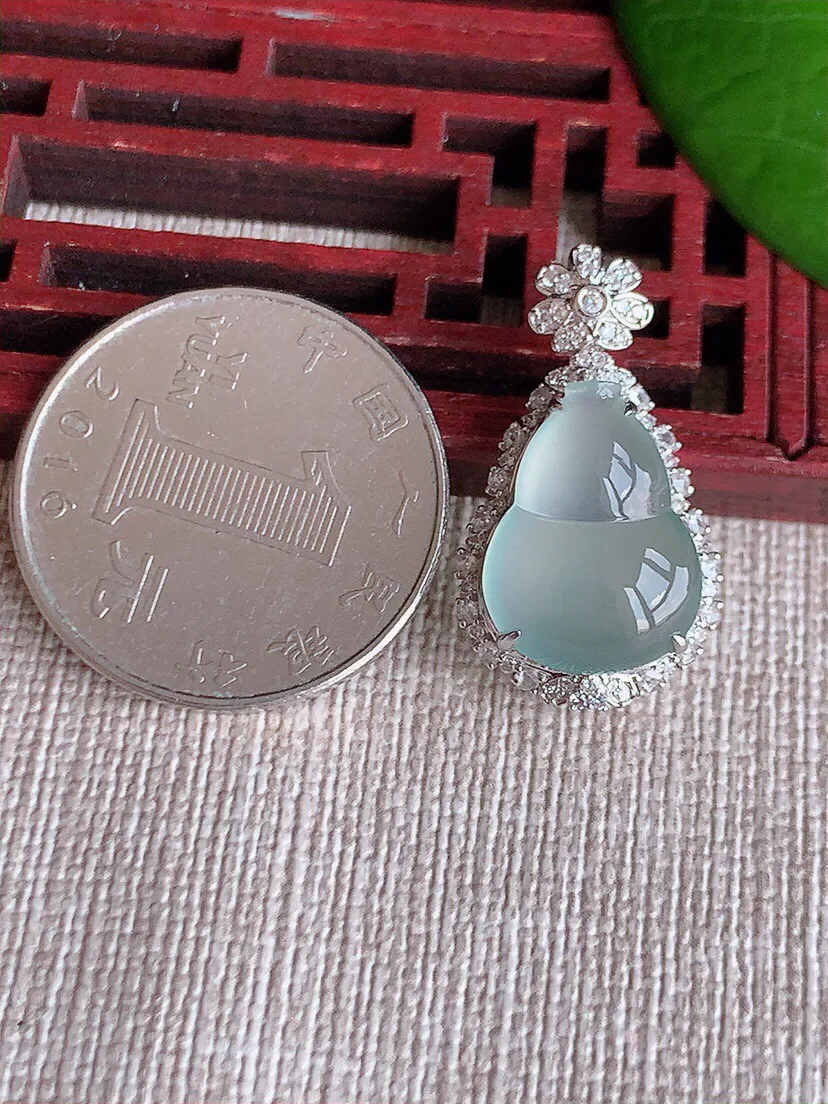 a货翡翠老坑高冰种18K金伴钻镶嵌起荧光葫芦吊坠 尺寸26×14.4×8.8裸石15.4×11.5mm 重量3.32g 0607
