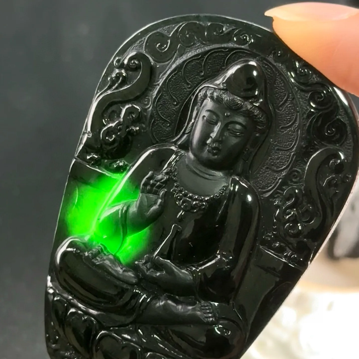 精品墨翠观音 种好色正 黑度极好 打灯通透 油性十足 尺寸61.8