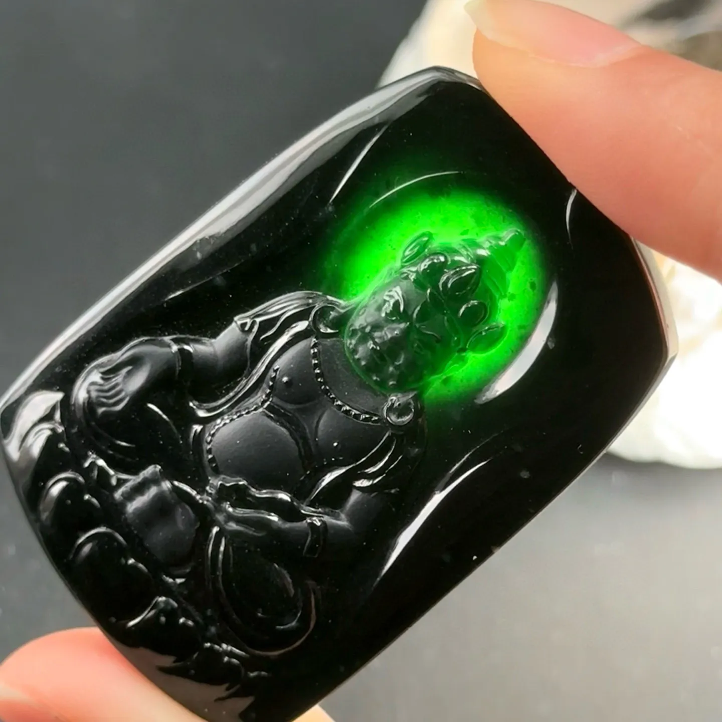 精品墨翠黄财神 种好色正 雕工精湛 打灯通透 黑度极好 尺寸53