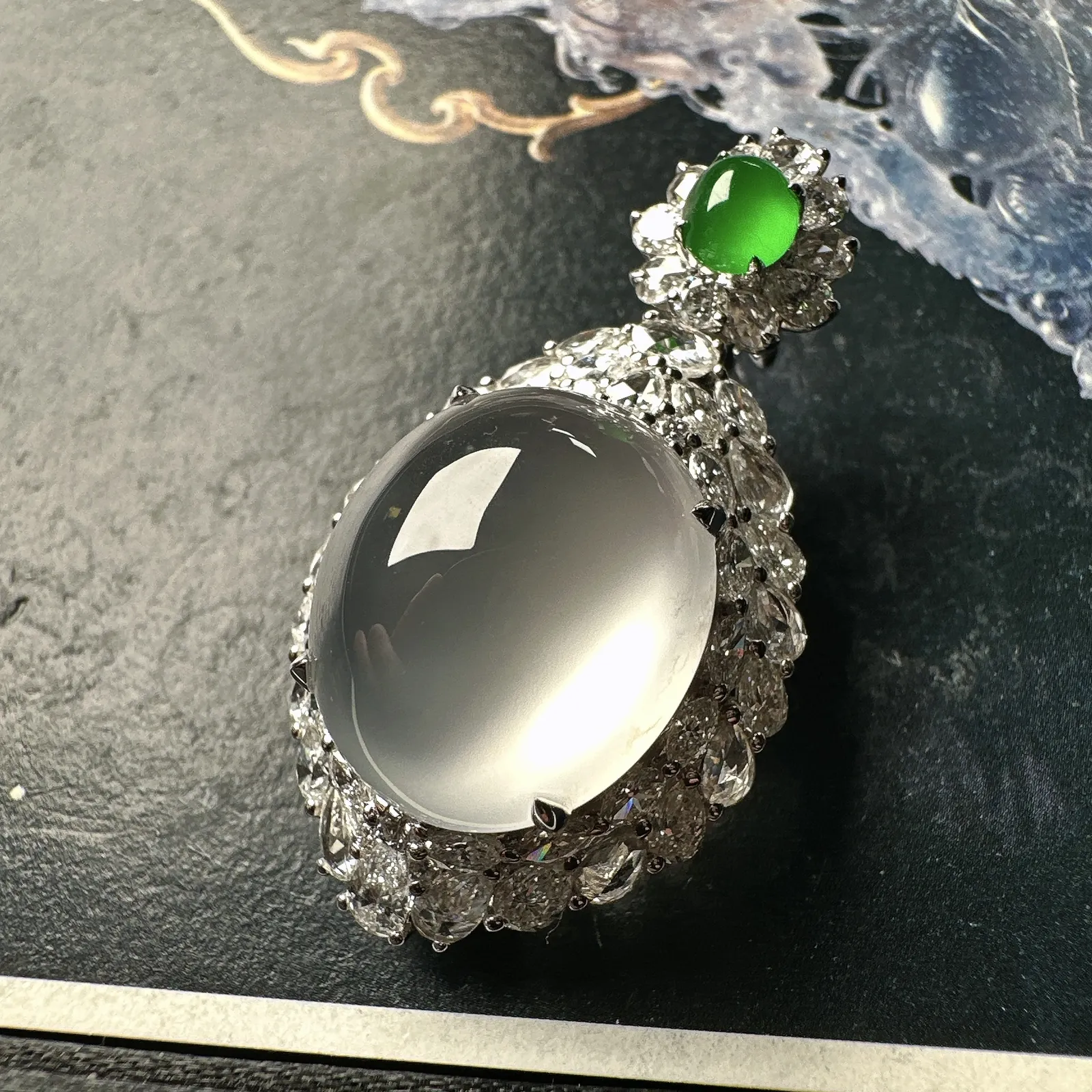 【玻璃种蛋面吊坠】珍藏品，晶莹剔透，起强荧光，冰润动人。18k金钻镶嵌，裸石尺寸18.1*15.7*9.2毫米