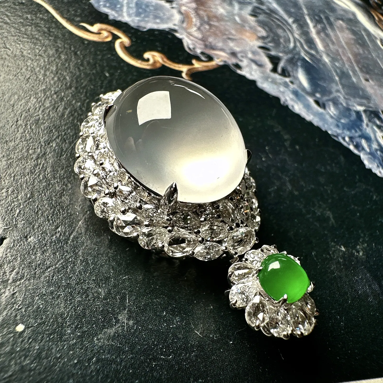 【玻璃种蛋面吊坠】珍藏品，晶莹剔透，起强荧光，冰润动人。18k金钻镶嵌，裸石尺寸18.1*15.7*9.2毫米