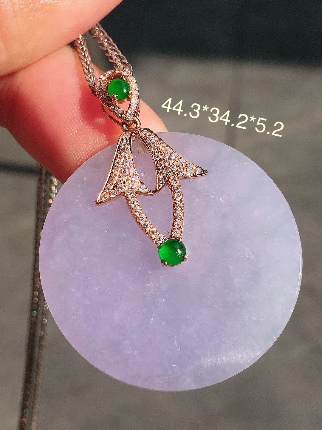 紫罗兰平安牌吊坠，色泽均匀艳丽，玉质细腻，荧光感超
强，饱满水润，气质满满。18k
金豪华镶嵌