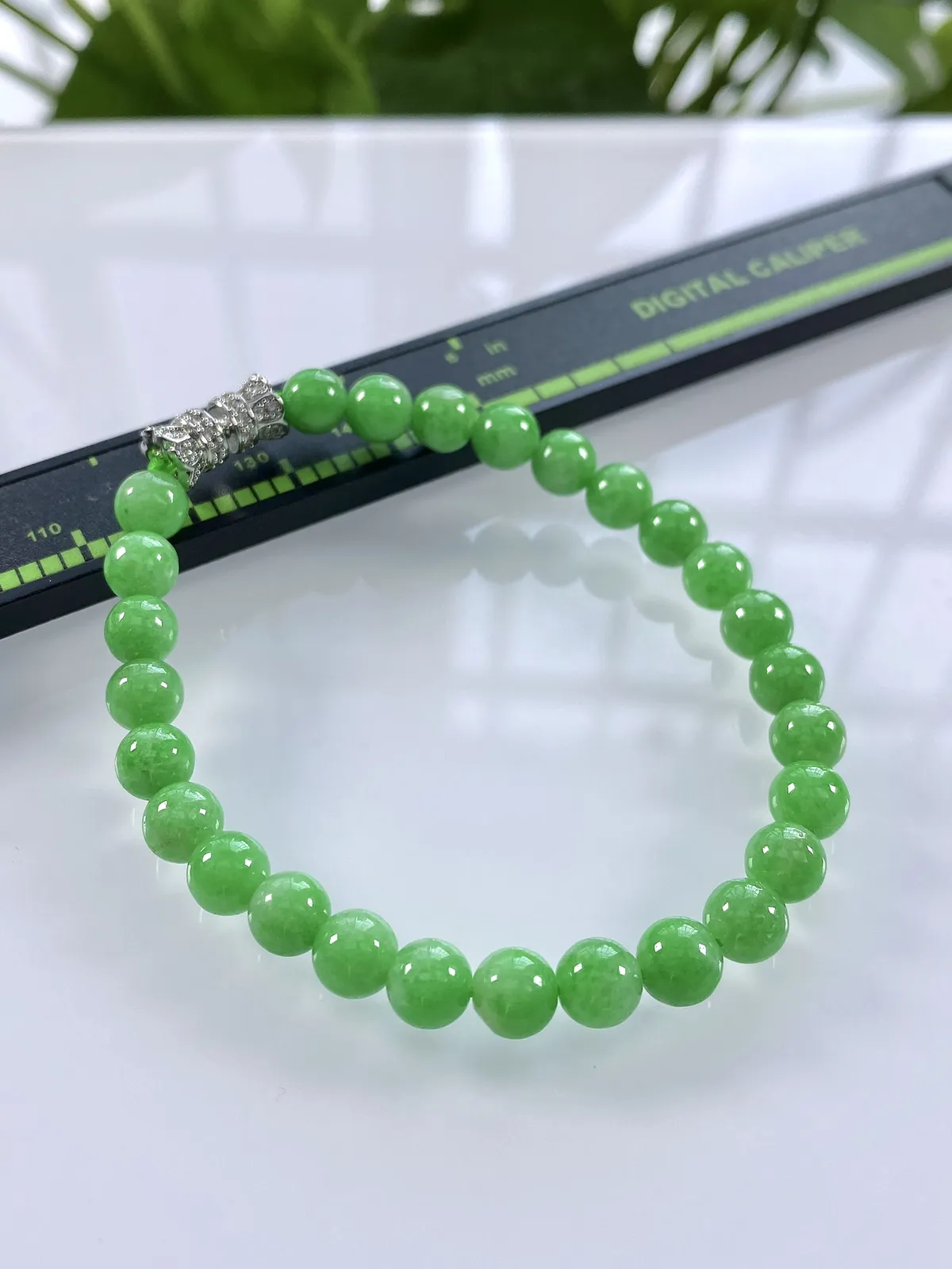 缅甸天然翡翠A货，卡6.3冰润满绿阳绿圆珠手串手链，尺寸：6.3mm/27颗，长度175mm，重量：