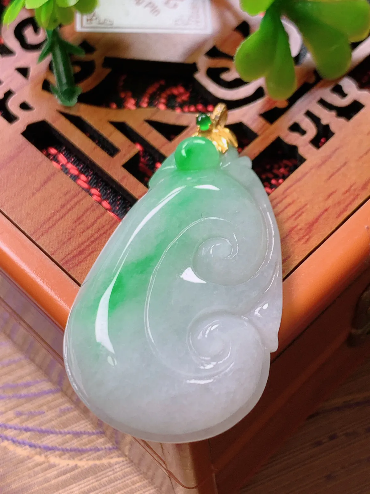 精品推荐，缅甸天然A货翡翠，18K金扣镶嵌飘阳绿如意吊坠，种水好，颜色鲜艳，玉质水润细腻，工艺精湛，佩戴效果更佳。1