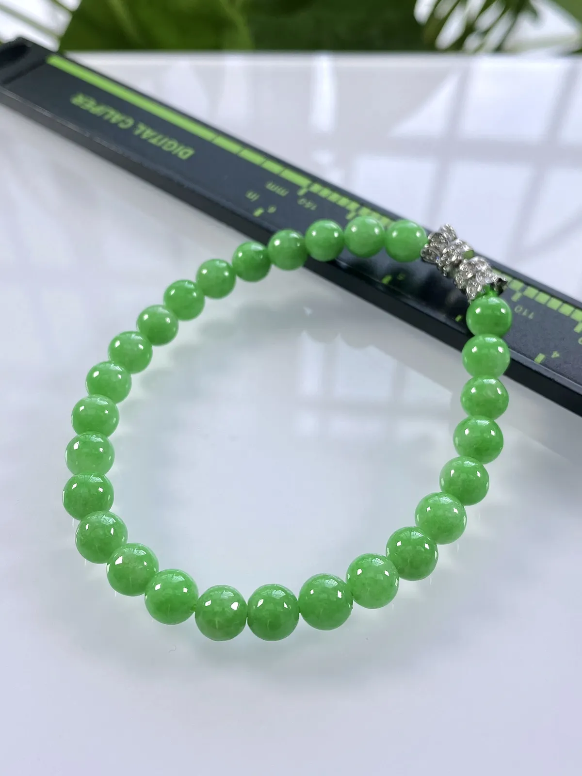 缅甸天然翡翠A货，卡6.3冰润满绿阳绿圆珠手串手链，尺寸：6.3mm/27颗，长度175mm，重量：13.13g