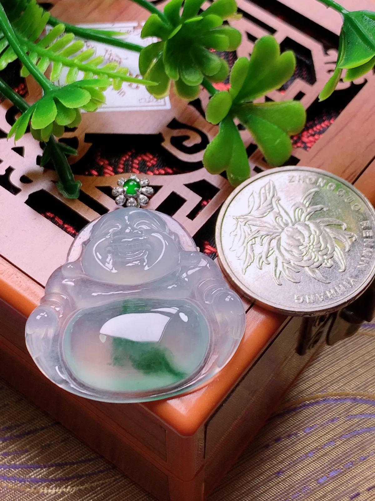 精品推荐，缅甸天然A货翡翠，18K金扣镶嵌冰种飘花佛公吊坠，种水好，颜色鲜艳，玉质水润细腻，工艺精湛，佩戴效果更佳。1