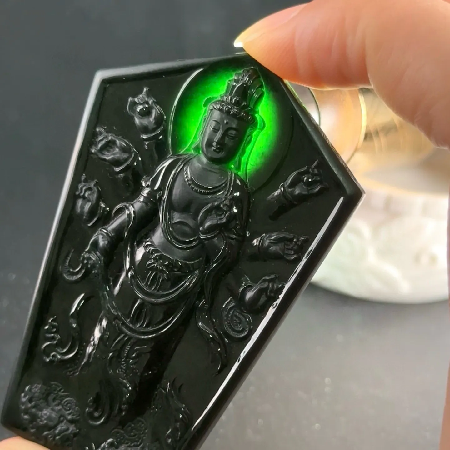精品18k墨翠千手观音 种好色正 黑度极好 打灯通透 油性十足 尺寸65.4