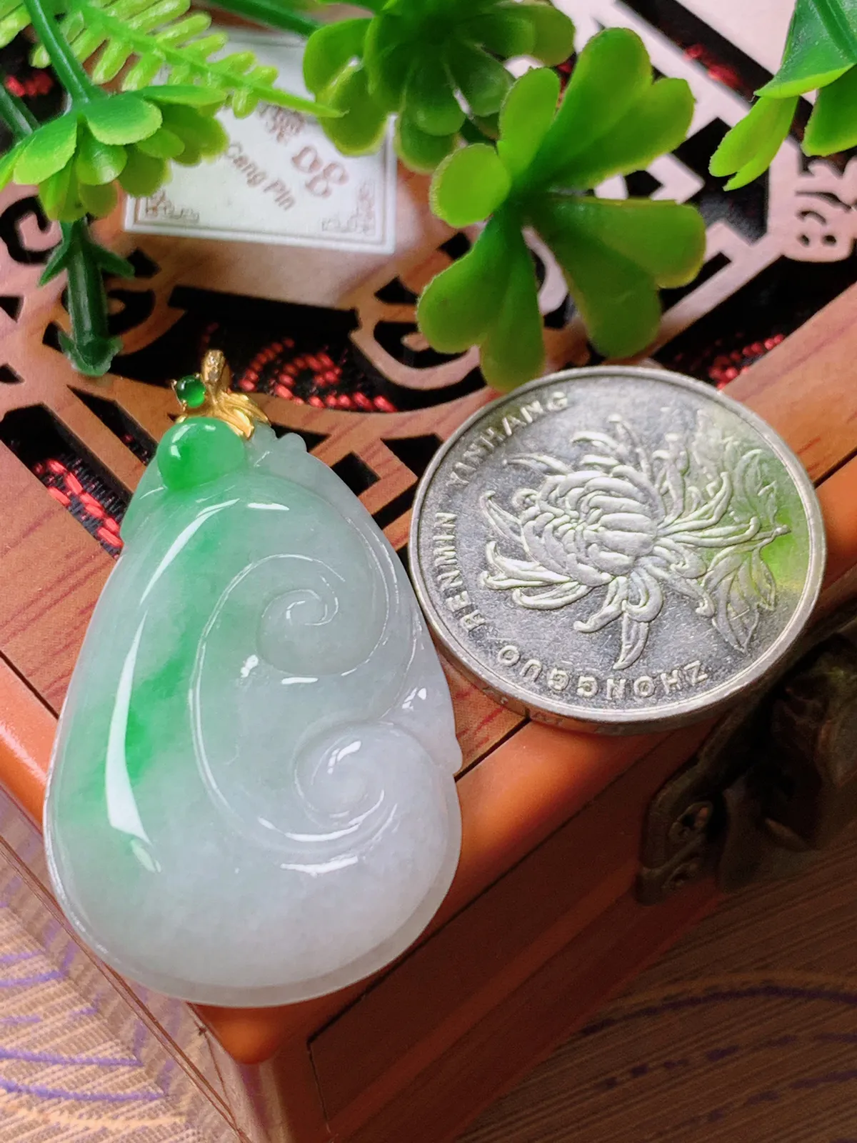 精品推荐，缅甸天然A货翡翠，18K金扣镶嵌飘阳绿如意吊坠，种水好，颜色鲜艳，玉质水润细腻，工艺精湛，佩戴效果更佳。1