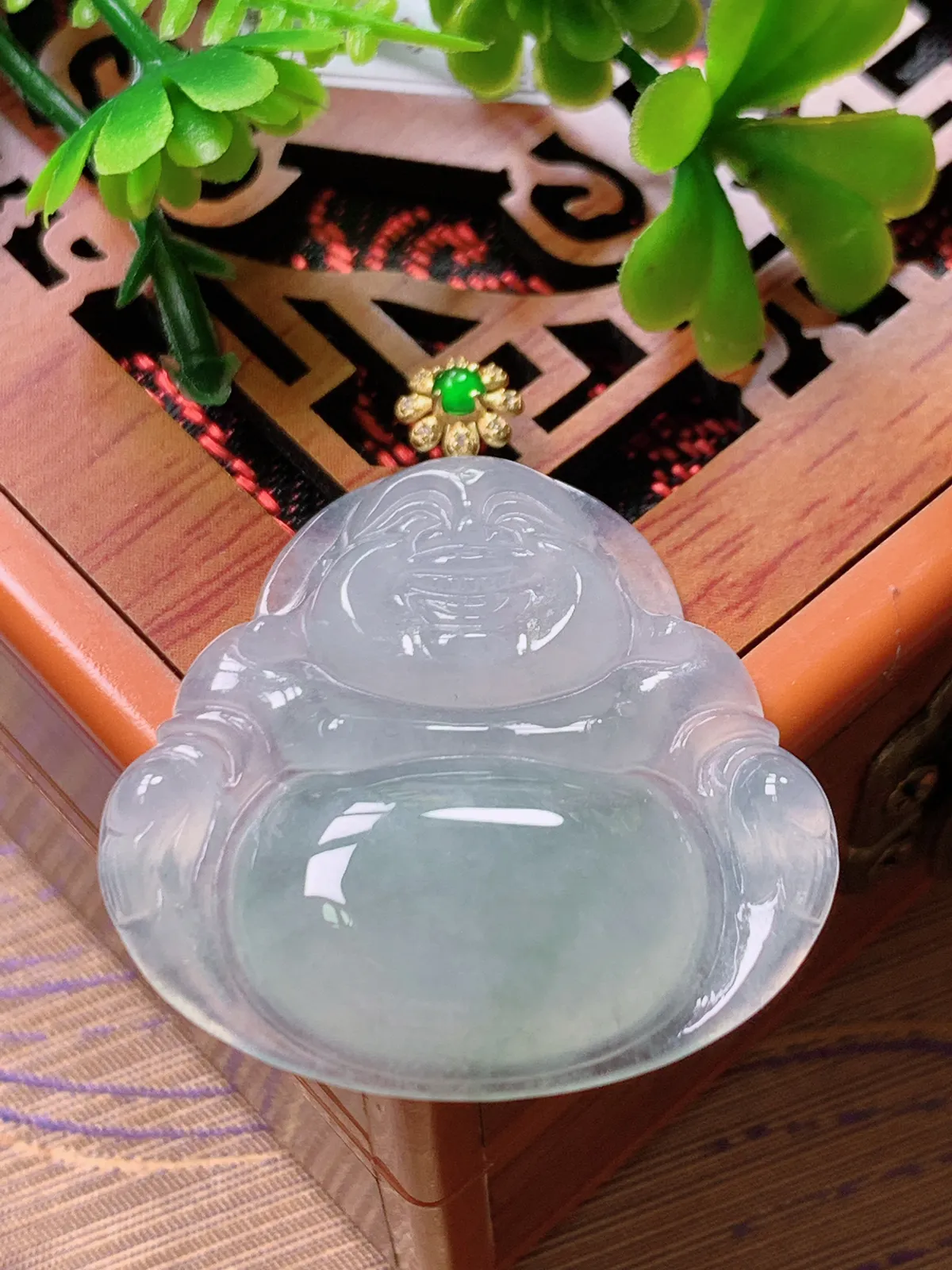 精品推荐，缅甸天然A货翡翠，18K金扣镶嵌冰种飘花佛公吊坠，种水好，颜色鲜艳，玉质水润细腻，工艺精湛，佩戴效果更佳。1