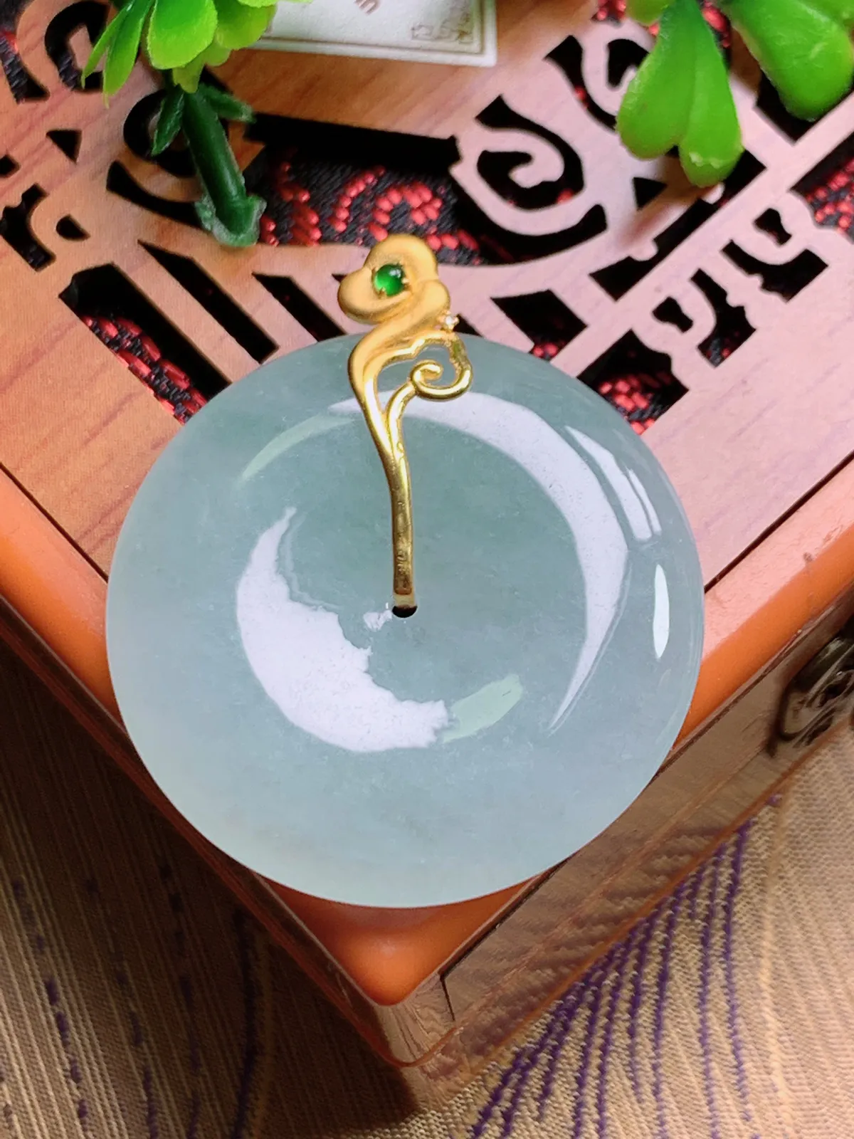 精品推荐，缅甸天然A货翡翠，18K金镶嵌冰种平安扣吊坠，种水好，颜色鲜艳，玉质水润细腻，工艺精湛，佩戴效果更佳。9