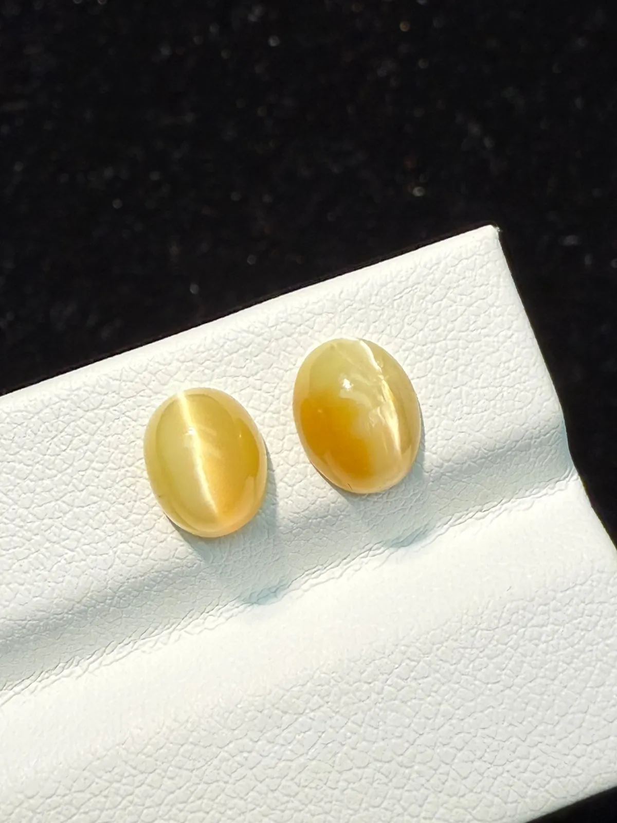 2.595ct天然欧泊猫眼裸石，尺寸8.1*6.5*4.8mm，颜色美艳 ，眼线犀利