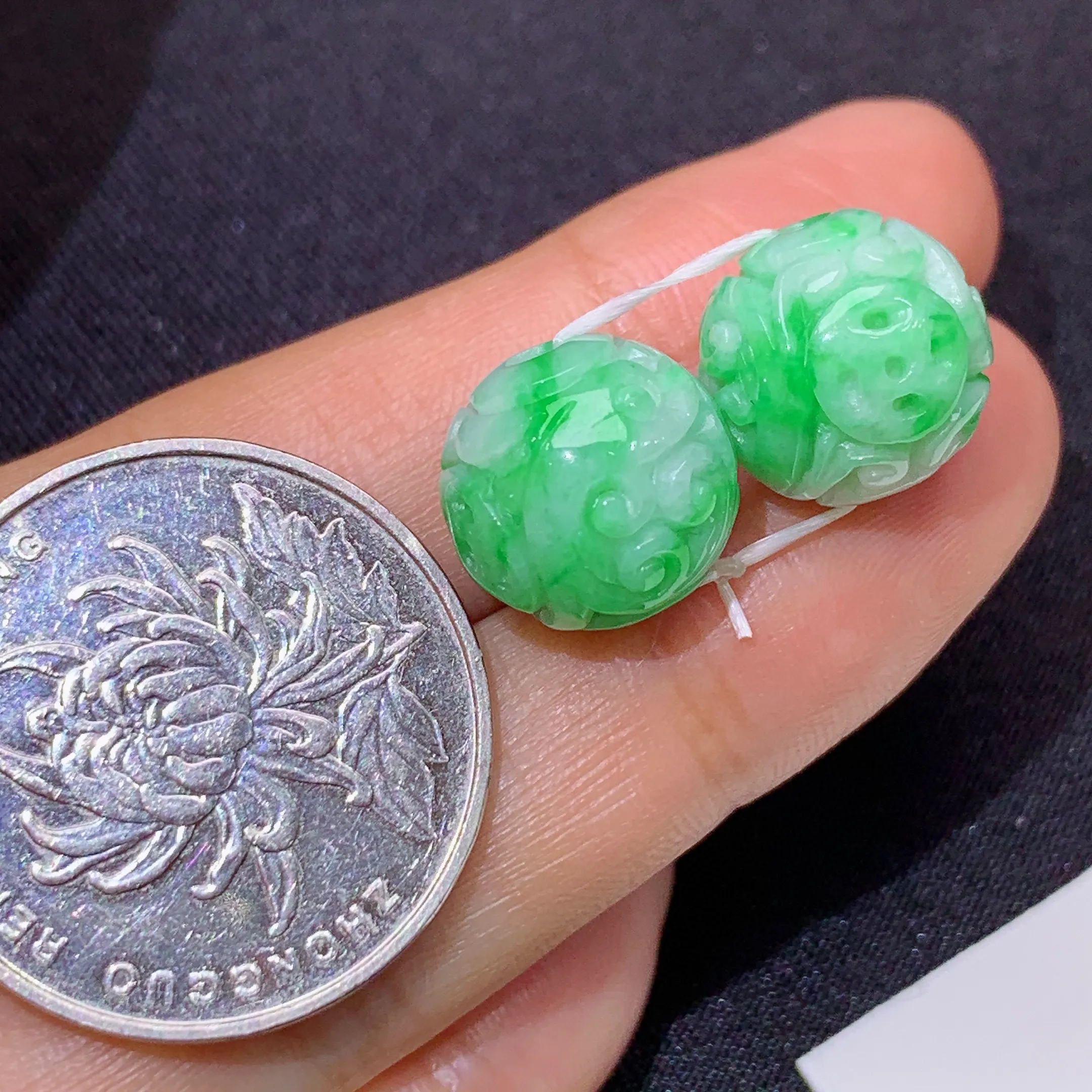 冰飘绿雕花圆珠一对，镶嵌佳品，冰润色阳，种水足，取一12