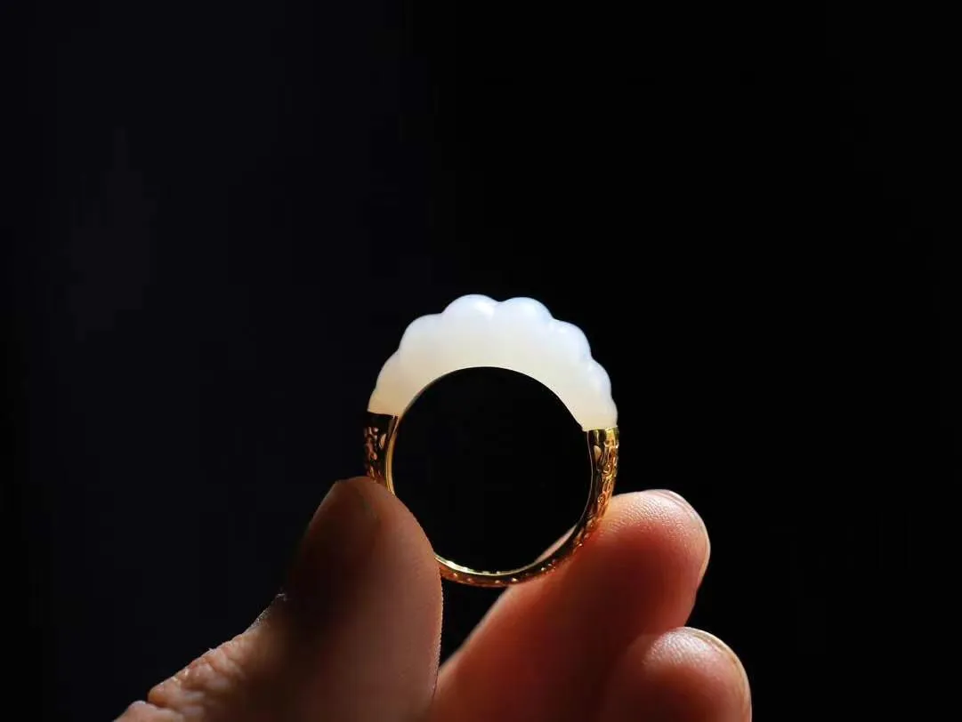 【金镶玉.戒指】

精品和田玉白玉18k金戒指 玉质细腻温润 油性十足 ，不论时光如何流转变化，这枚戒指始终闪耀着最初的光芒。精工镶嵌18K金 （保真金 可检测贵金属18K金） 重4.7克 尺寸17.6-12-6.2mm 7850879T