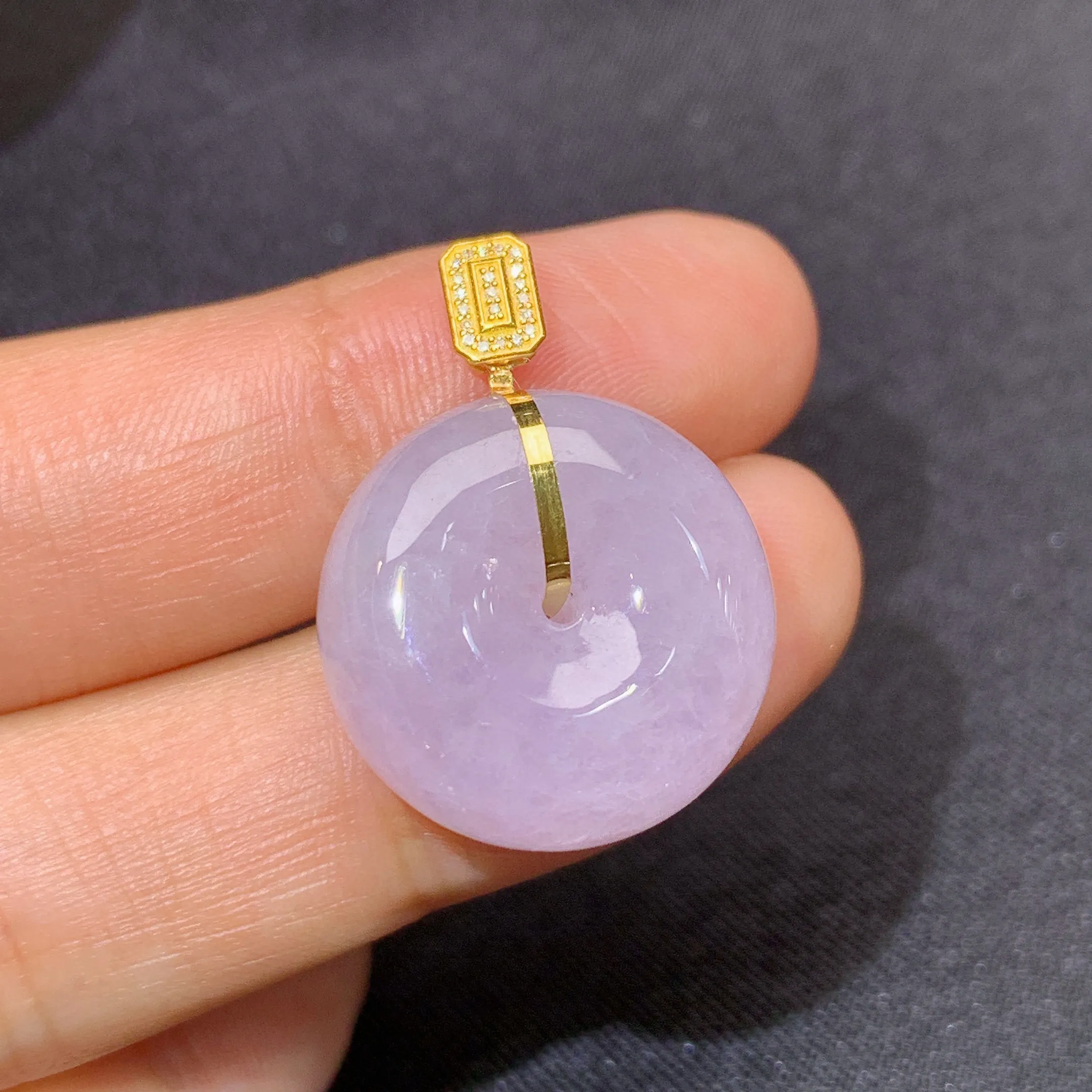 冰紫罗兰平安扣吊坠，18k金镶嵌，温润细腻，颜色鲜艳，整体尺寸25*18.5*9