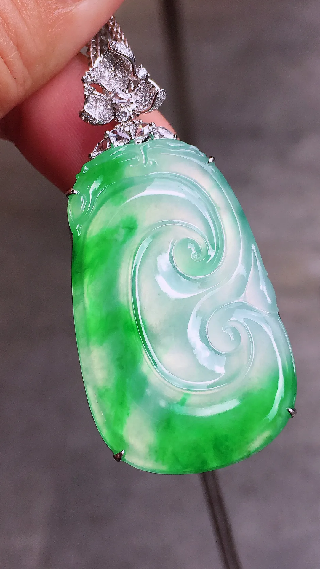 冰飘绿如意吊坠，色泽艳丽，玉质细腻，荧光感超
强，饱满水润，气质满满。18k
金豪华镶嵌