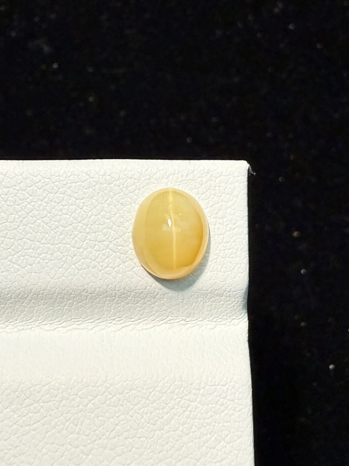 1.445ct天然欧泊猫眼裸石，尺寸8.3*7.1*4.6mm，颜色美艳 ，眼线犀利