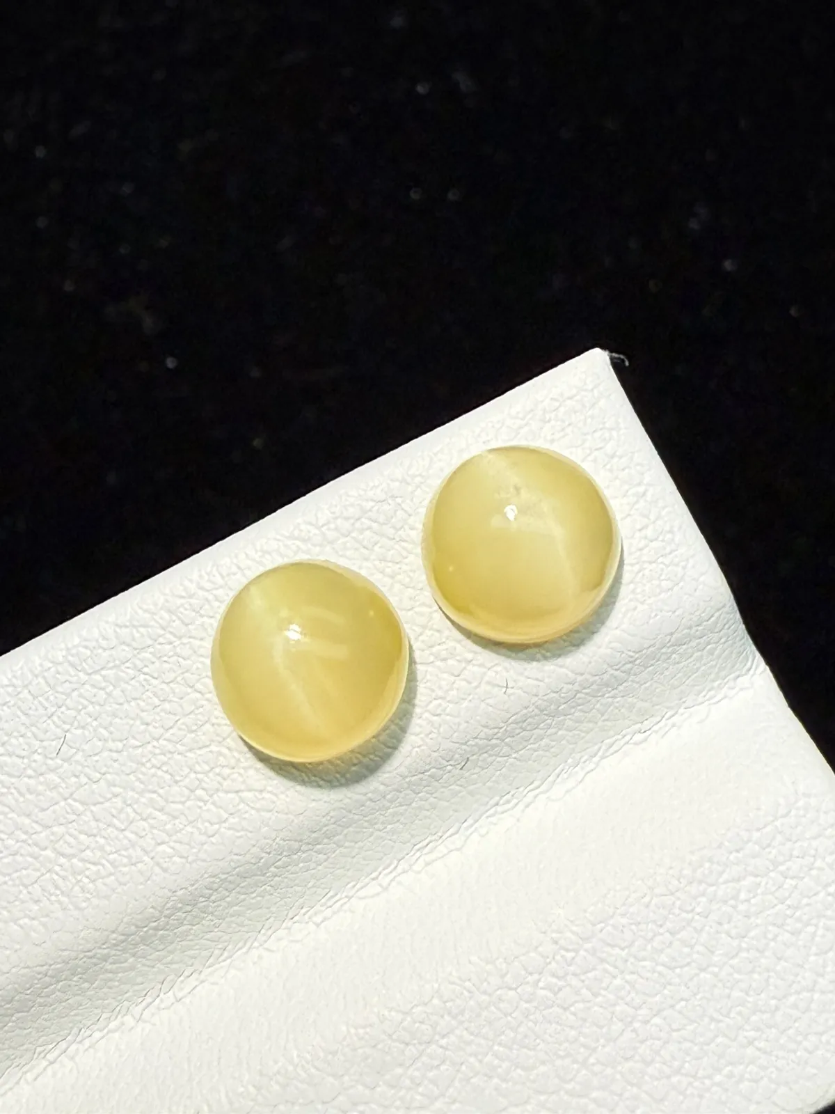 3.545ct天然欧泊猫眼裸石，尺寸8.6*7.3*5.5mm，颜色美艳 ，眼线犀利