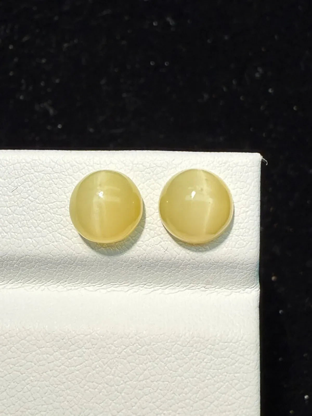 3.545ct天然欧泊猫眼裸石，尺寸8.6*7.3*5.5mm，颜色美艳 ，眼线犀利