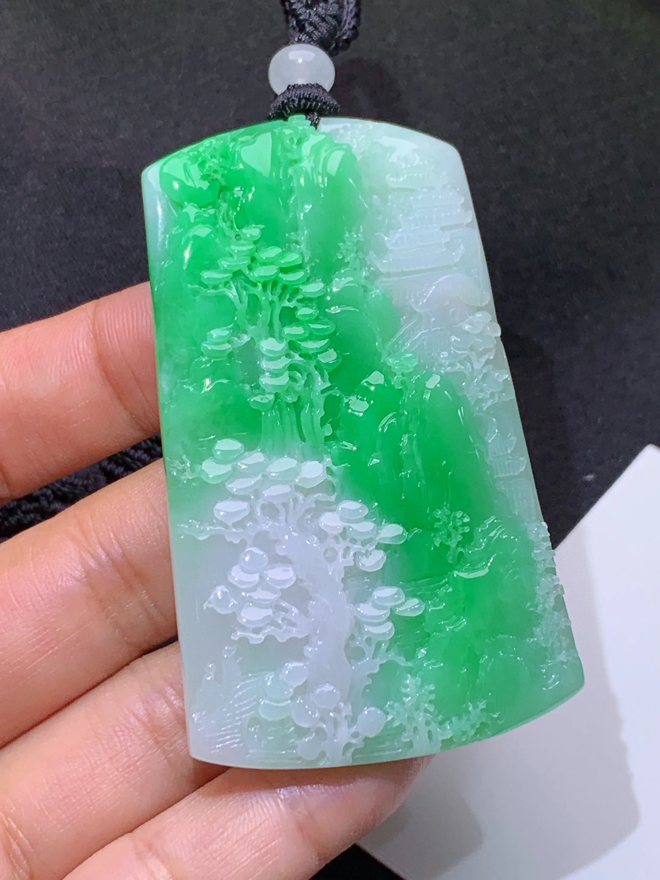 冰飘绿山水牌，厚装种老，冰润色阳，种水足，整体尺寸64.8*39.8*5.2