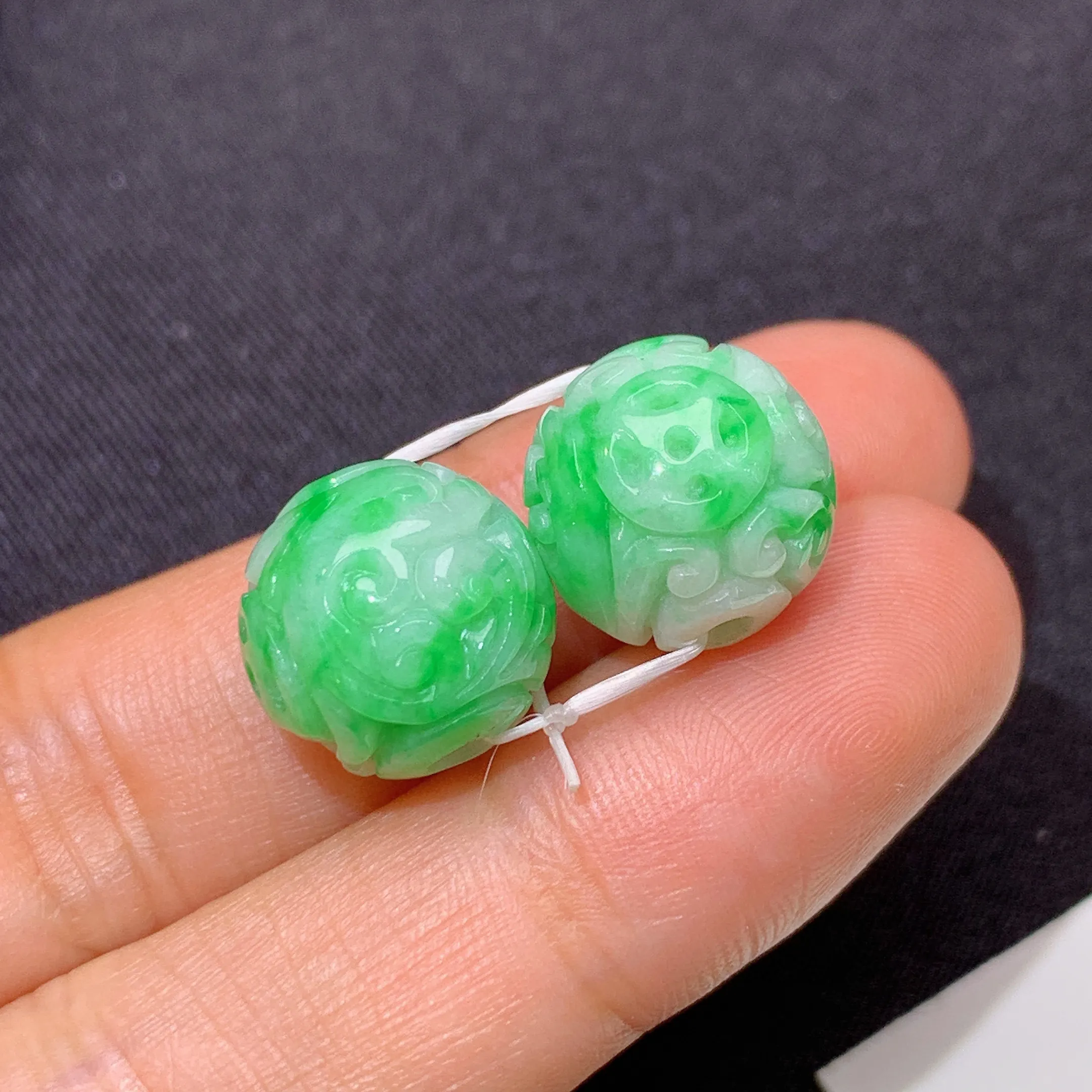 冰飘绿雕花圆珠一对，镶嵌佳品，冰润色阳，种水足，取一12