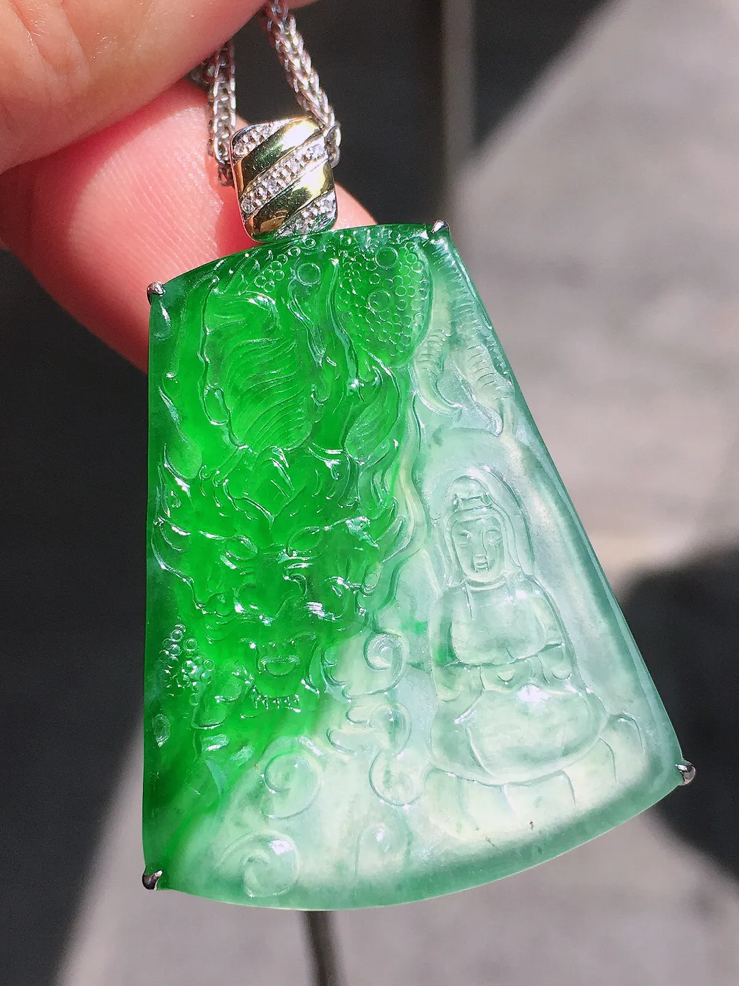 飘绿观音吊坠，色泽艳丽，玉质细腻，荧光感超
强，饱满水润，气质满满。18k
金豪华镶嵌