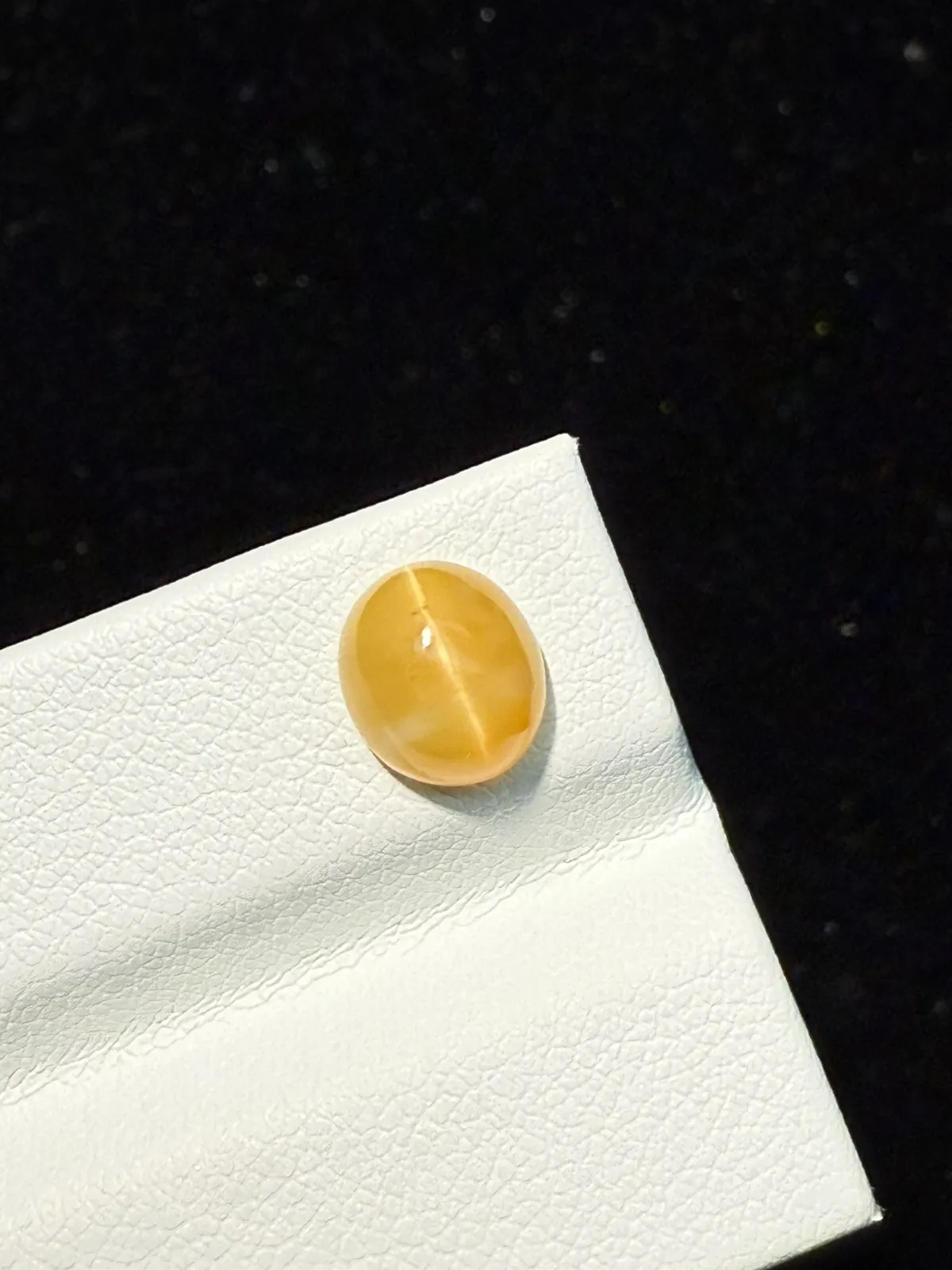 1.575ct天然欧泊猫眼裸石，尺寸8.3*7.3*4.9mm，颜色美艳 ，眼线犀利