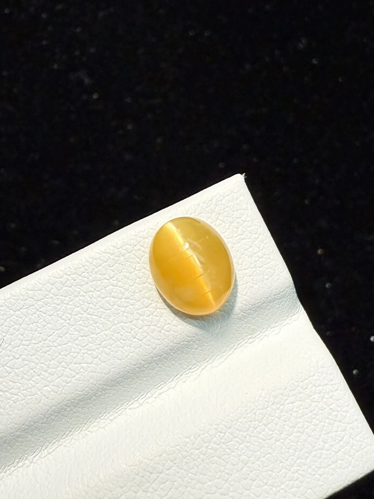 1.96ct天然欧泊猫眼裸石，尺寸9.4*7.7*5mm，颜色美艳 ，眼线犀利