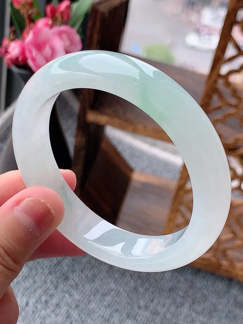 a货翡翠老坑飘绿正装正圈手镯56-57圈口 尺寸56.3×12.4×8.5mm 重量62.56g 0