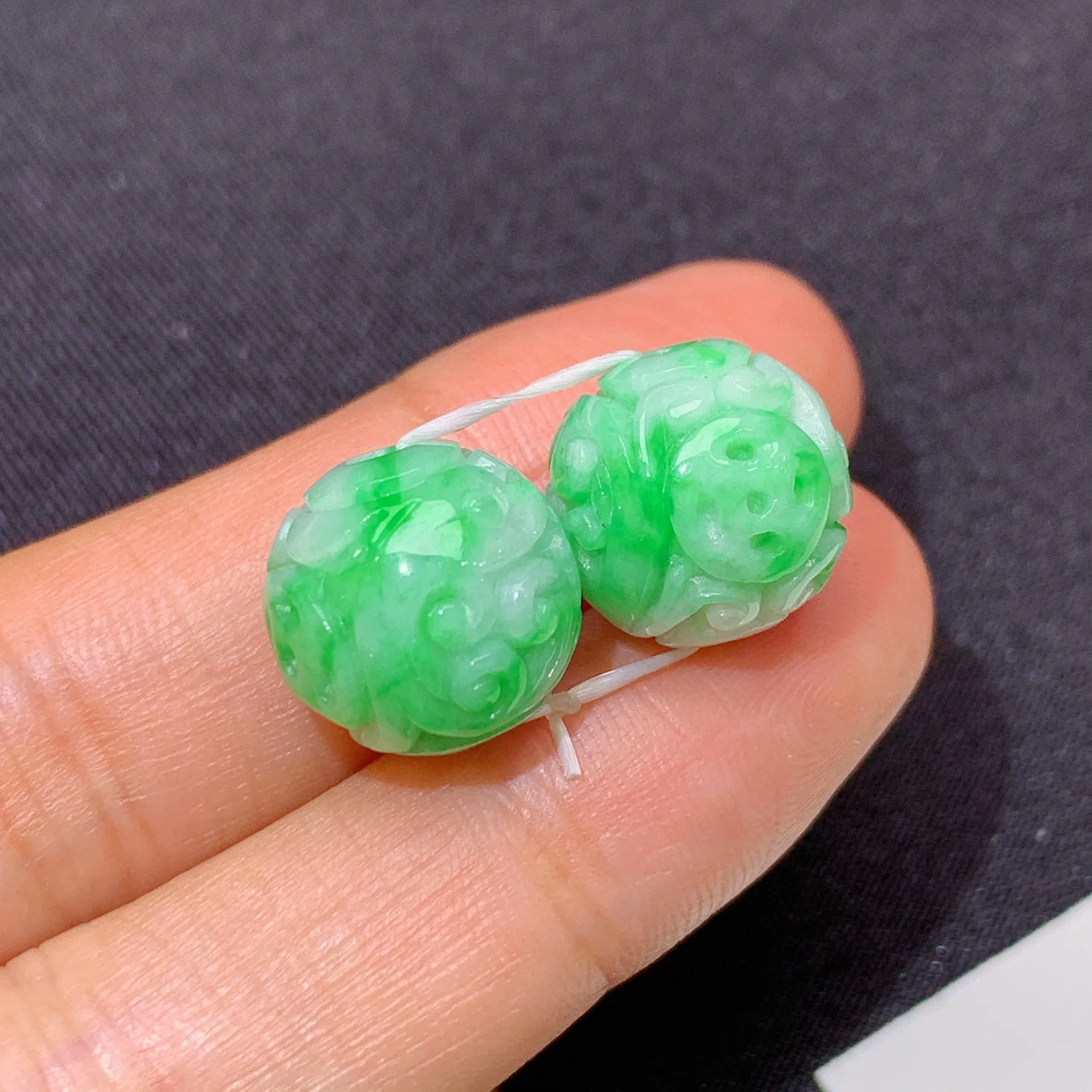 冰飘绿雕花圆珠一对，镶嵌佳品，冰润色阳，种水足，取一12