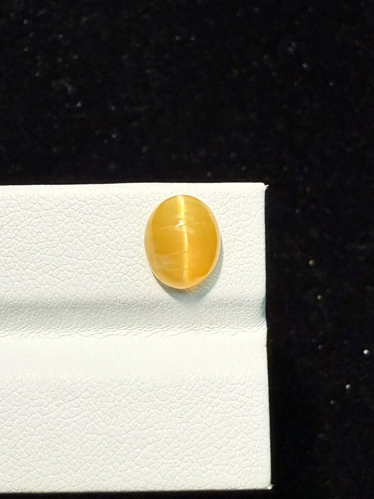 1.96ct天然欧泊猫眼裸石，尺寸9.4*7.7*5mm，颜色美艳 ，眼线犀利