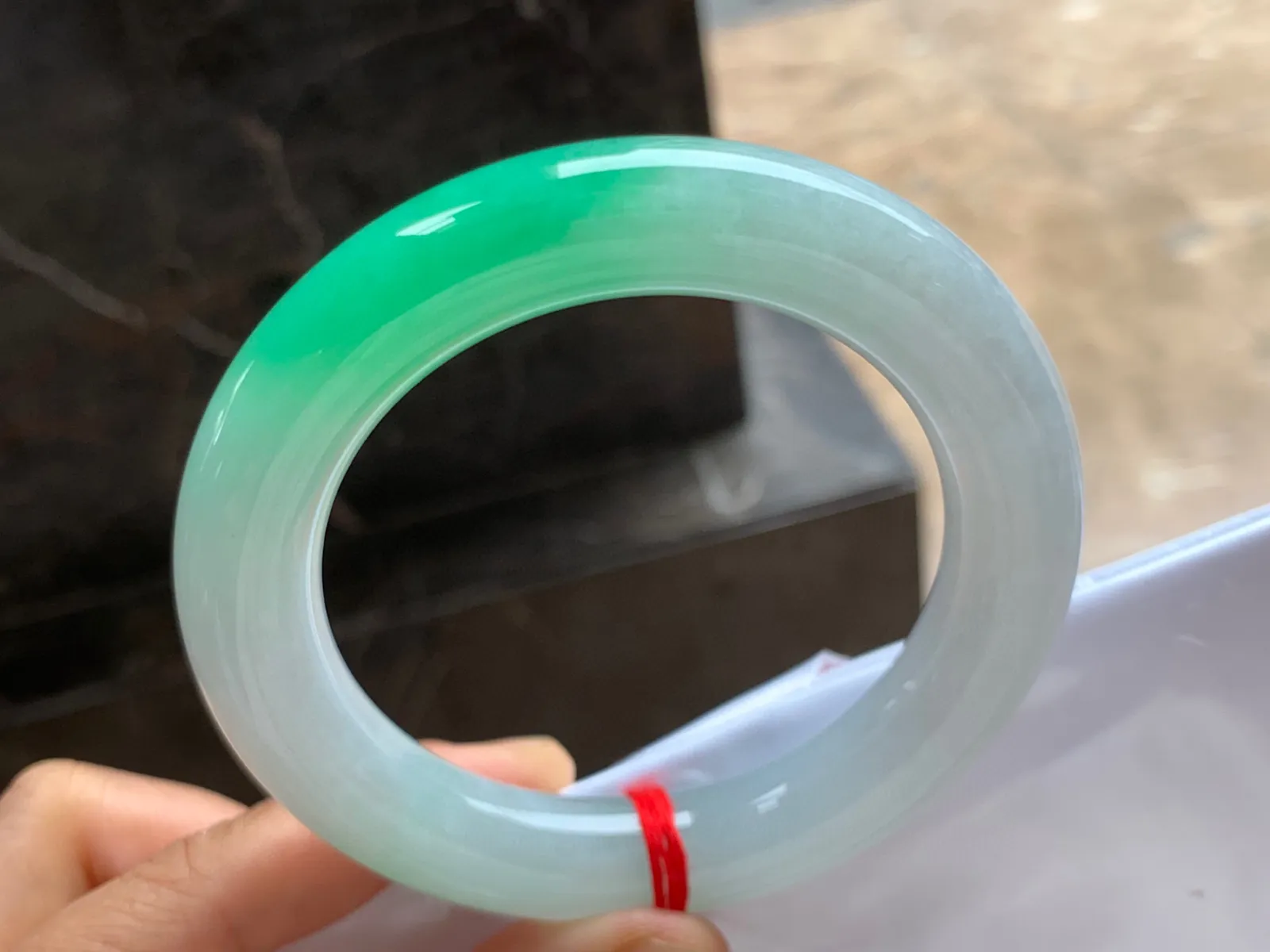 58.5-12.5-9mm
带色手镯 种好细腻 颜色漂亮 上手漂亮