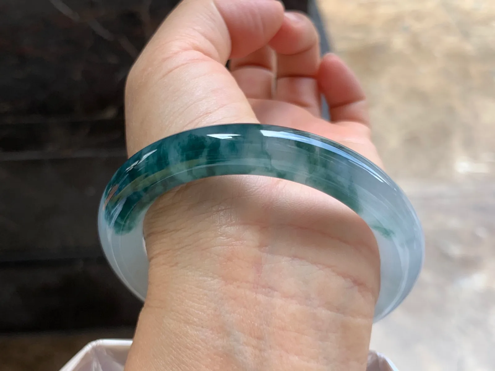 57-10mm
飘花圆条手镯 底子细腻 花色浓郁