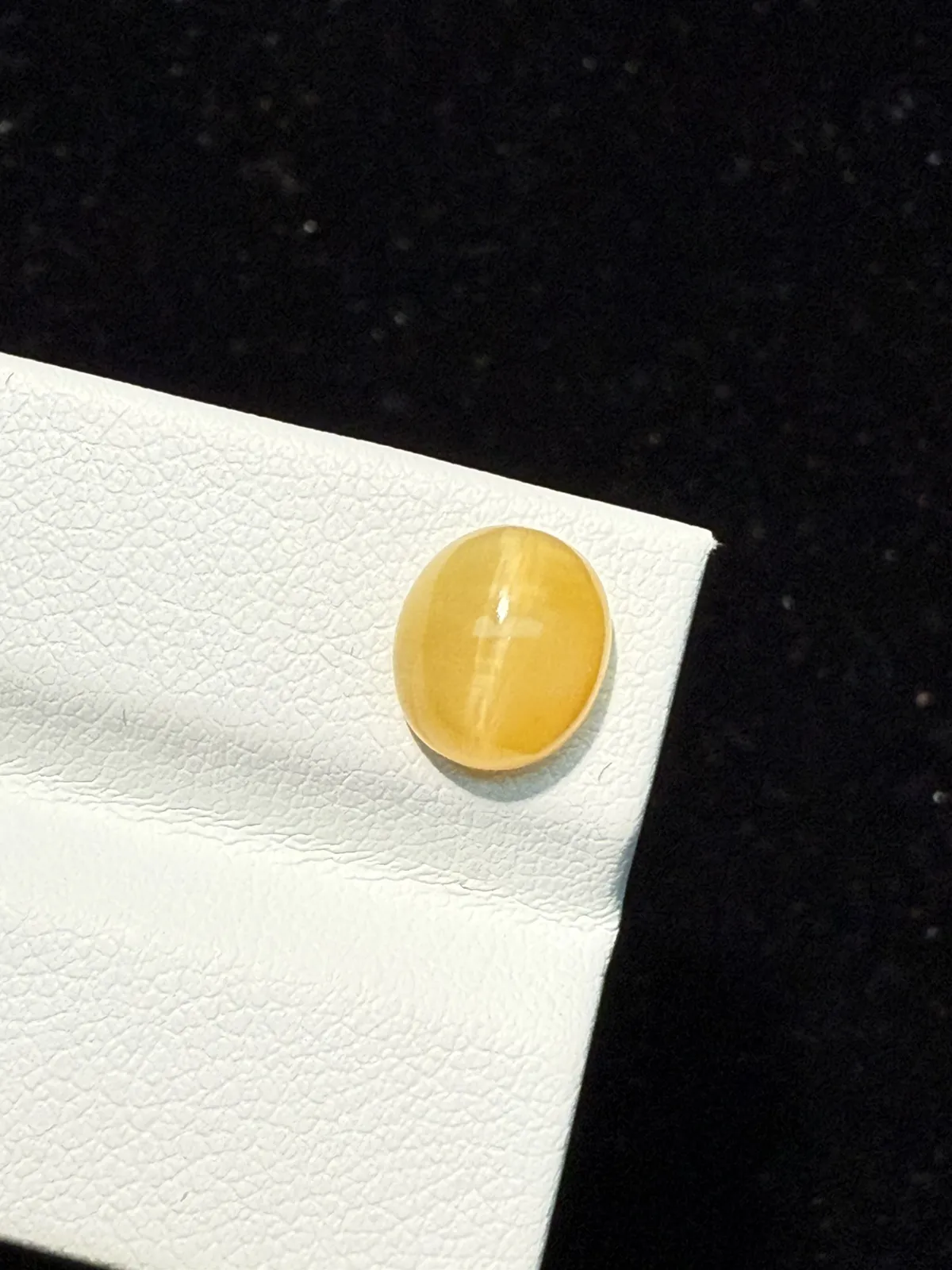 1.69ct天然欧泊猫眼裸石，尺寸8.9*7.7*4.9mm，颜色美艳 ，眼线犀利