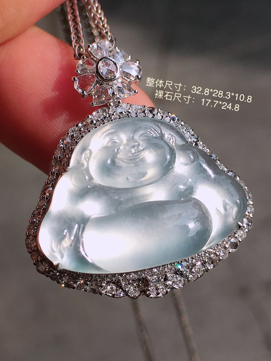 冰种佛公吊坠，玉质细腻，荧光感超
强，饱满水润，气质满满。18k
金豪华镶嵌