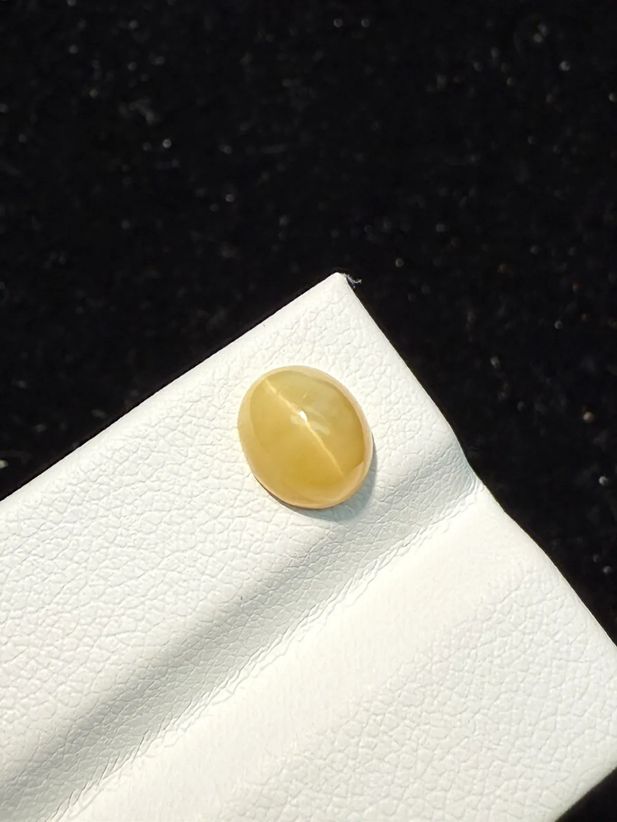 1.445ct天然欧泊猫眼裸石，尺寸8.3*7.1*4.6mm，颜色美艳 ，眼线犀利