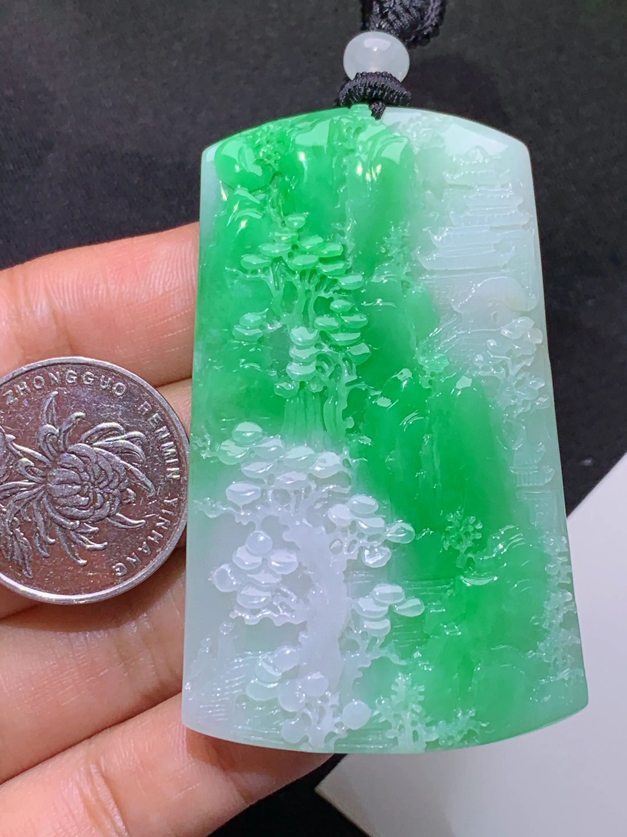 冰飘绿山水牌，厚装种老，冰润色阳，种水足，整体尺寸64.8*39.8*5.2