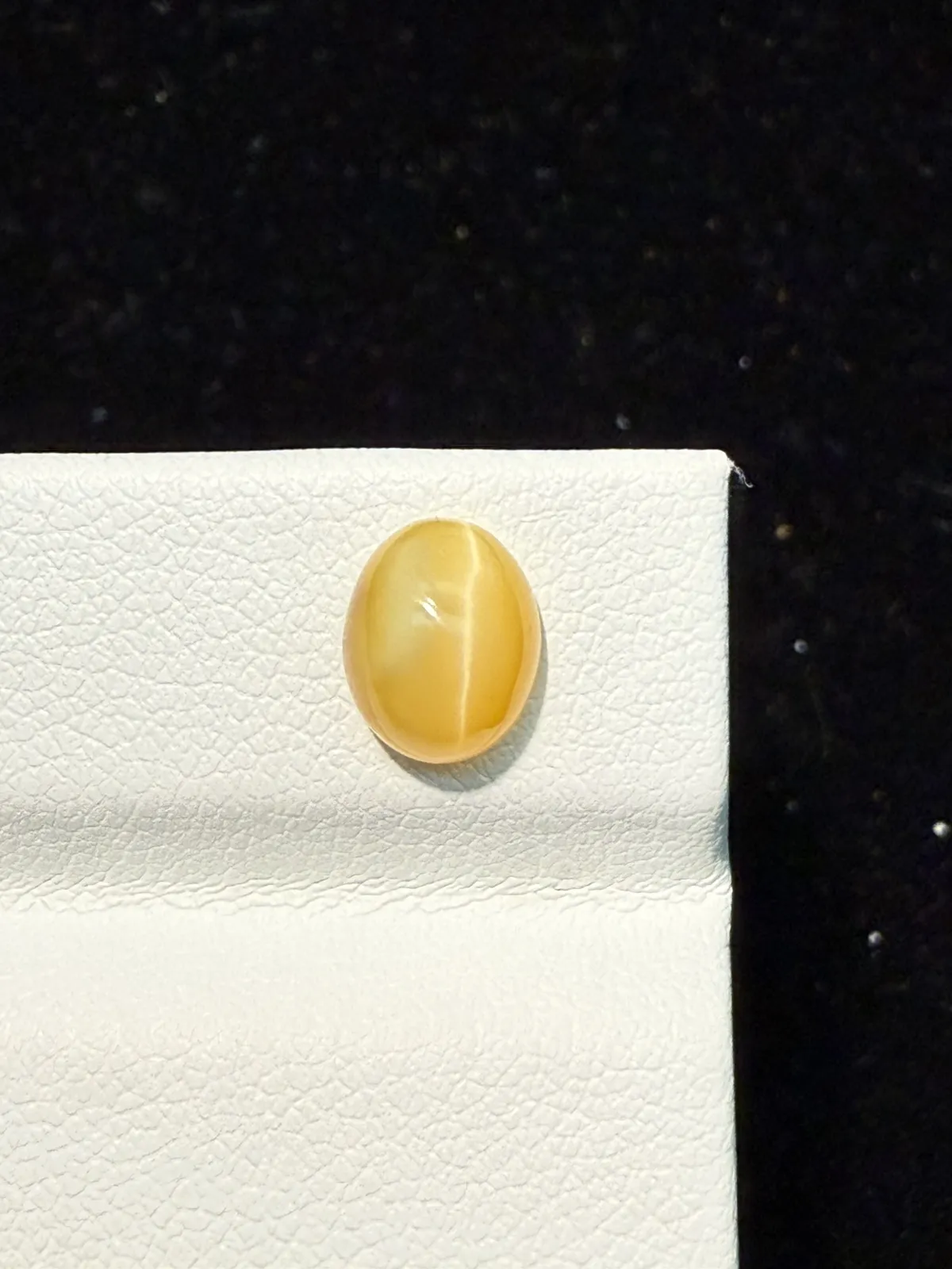 1.175ct天然欧泊猫眼裸石，尺寸8*6.5*4.3mm，颜色美艳 ，眼线犀利