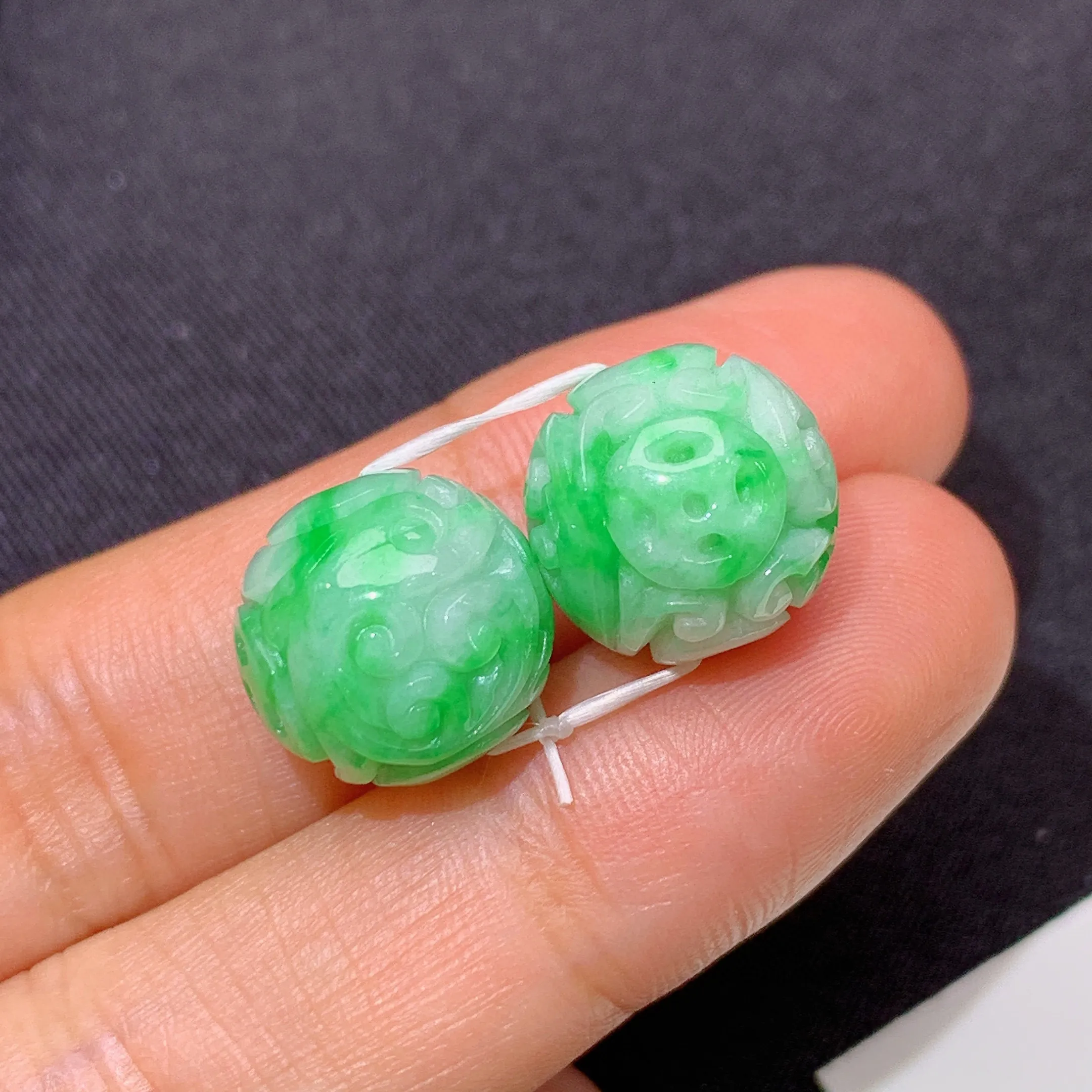 冰飘绿雕花圆珠一对，镶嵌佳品，冰润色阳，种水足，取一12