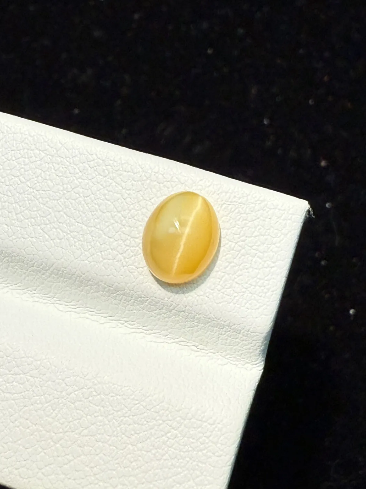 1.175ct天然欧泊猫眼裸石，尺寸8*6.5*4.3mm，颜色美艳 ，眼线犀利