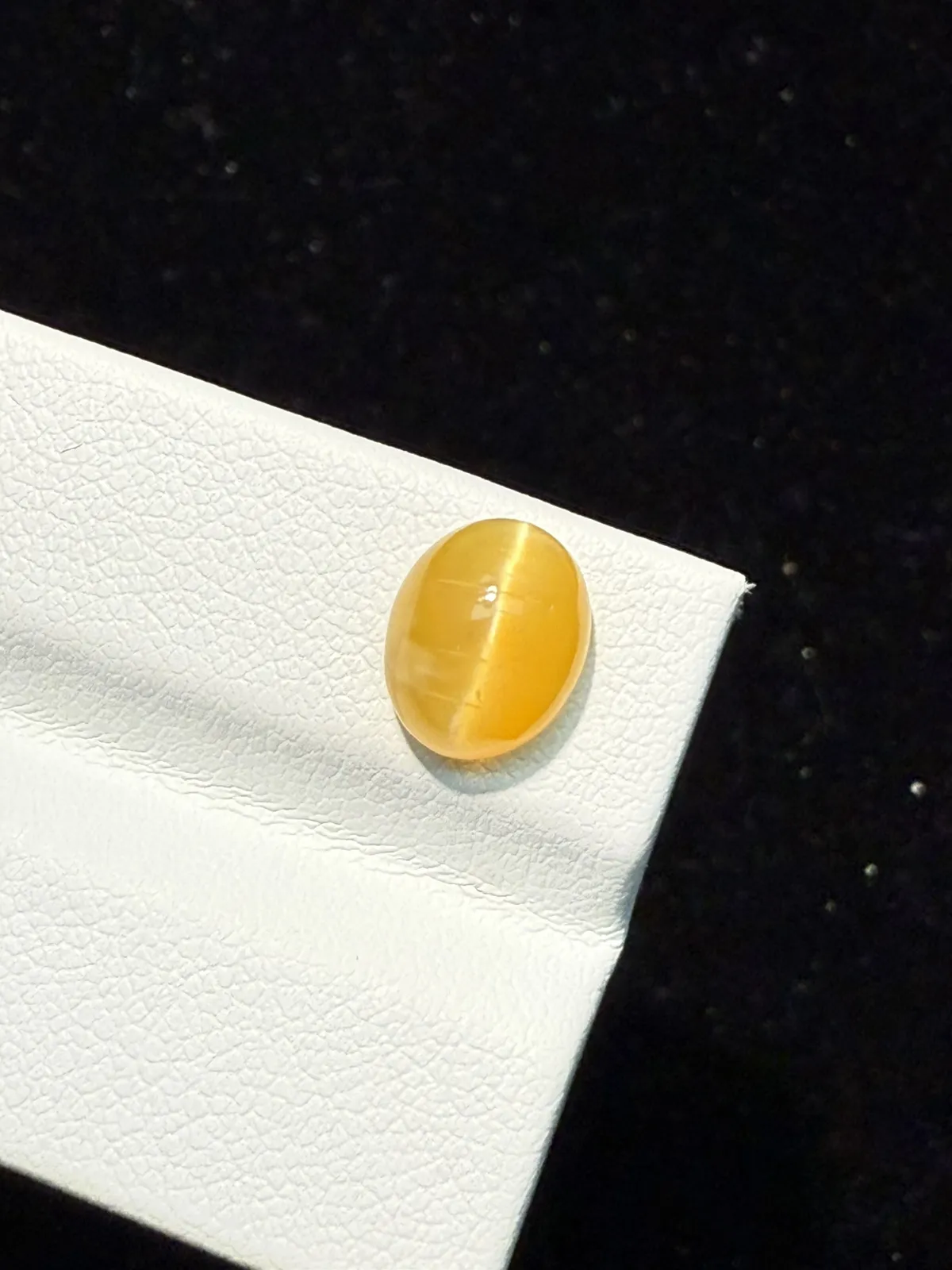 1.96ct天然欧泊猫眼裸石，尺寸9.4*7.7*5mm，颜色美艳 ，眼线犀利