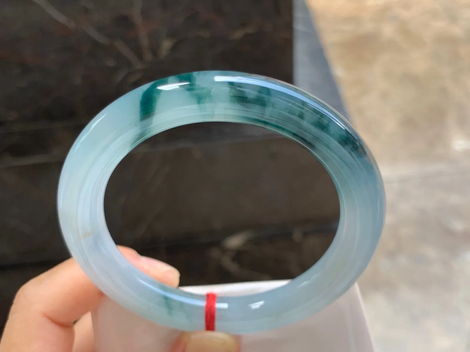 57-10mm
飘花圆条手镯 底子细腻 花色浓郁