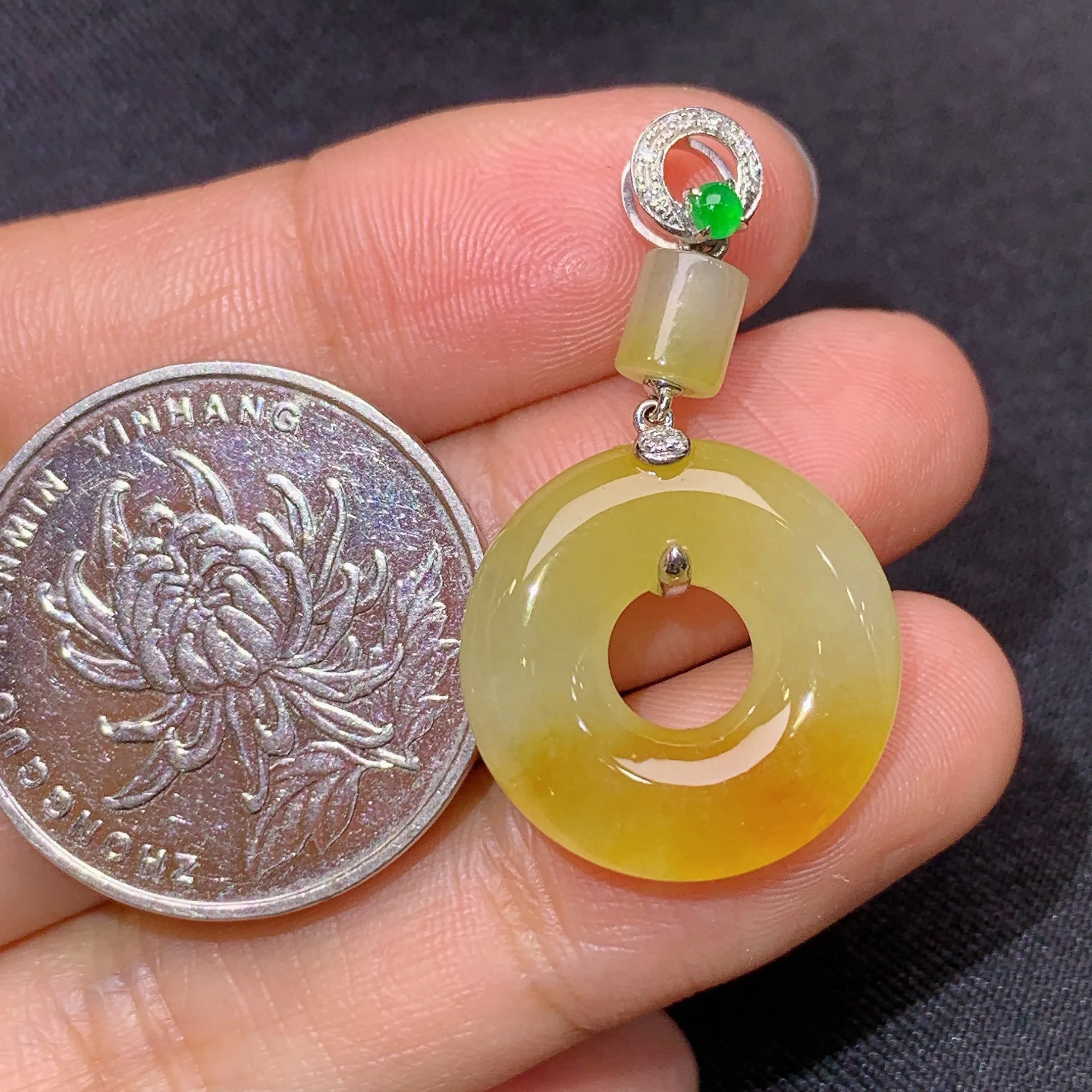 冰黄翡甜甜圈吊坠，18k金镶嵌，色泽鲜艳，水色超佳，整体尺寸33.5*18.8*4.9