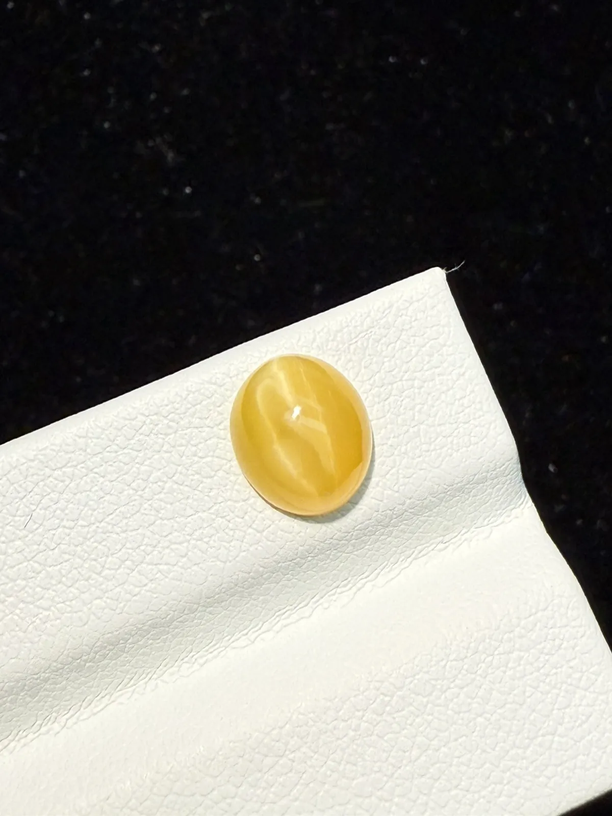 1.66ct天然欧泊猫眼裸石，尺寸9.2*7.8*4.4mm，颜色美艳 ，眼线犀利