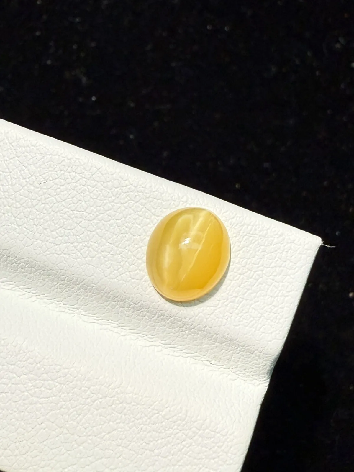 1.66ct天然欧泊猫眼裸石，尺寸9.2*7.8*4.4mm，颜色美艳 ，眼线犀利