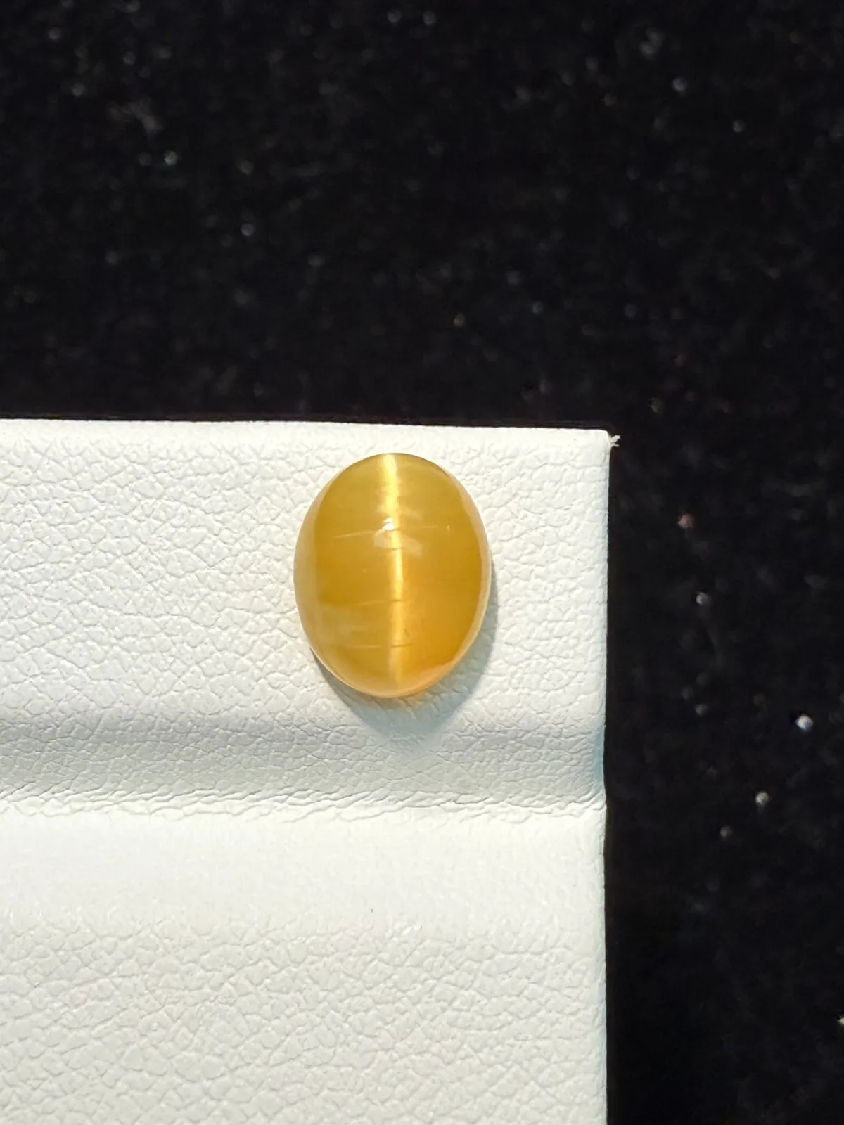 1.96ct天然欧泊猫眼裸石，尺寸9.4*7.7*5mm，颜色美艳 ，眼线犀利