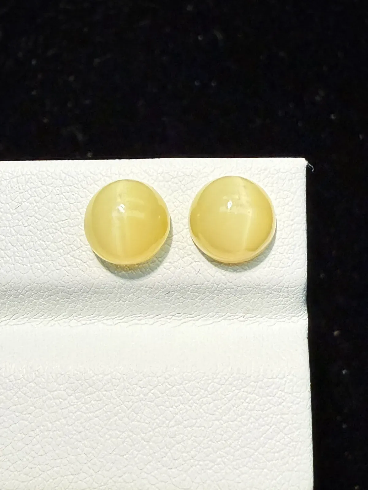 3.545ct天然欧泊猫眼裸石，尺寸8.6*7.3*5.5mm，颜色美艳 ，眼线犀利