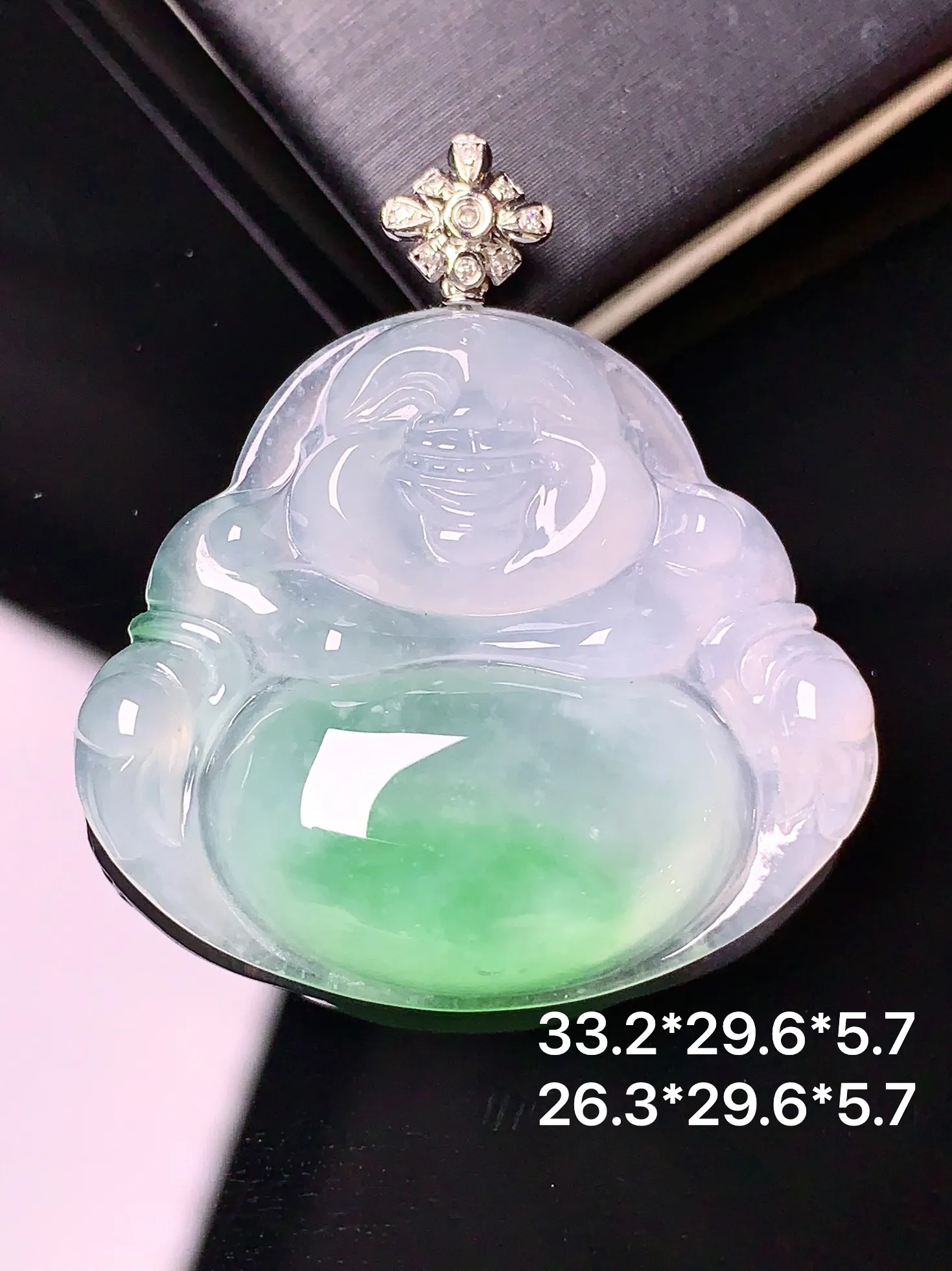 18k金钻镶嵌飘绿佛公吊坠 玉质细腻 色泽艳丽 整体尺寸33.2*29.6*5.7