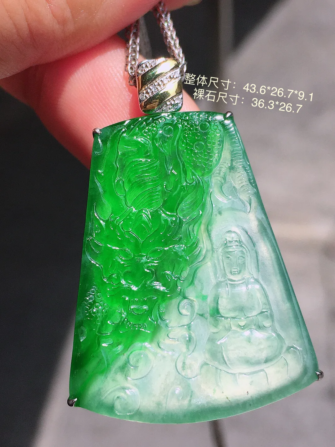 飘绿观音吊坠，色泽艳丽，玉质细腻，荧光感超
强，饱满水润，气质满满。18k
金豪华镶嵌