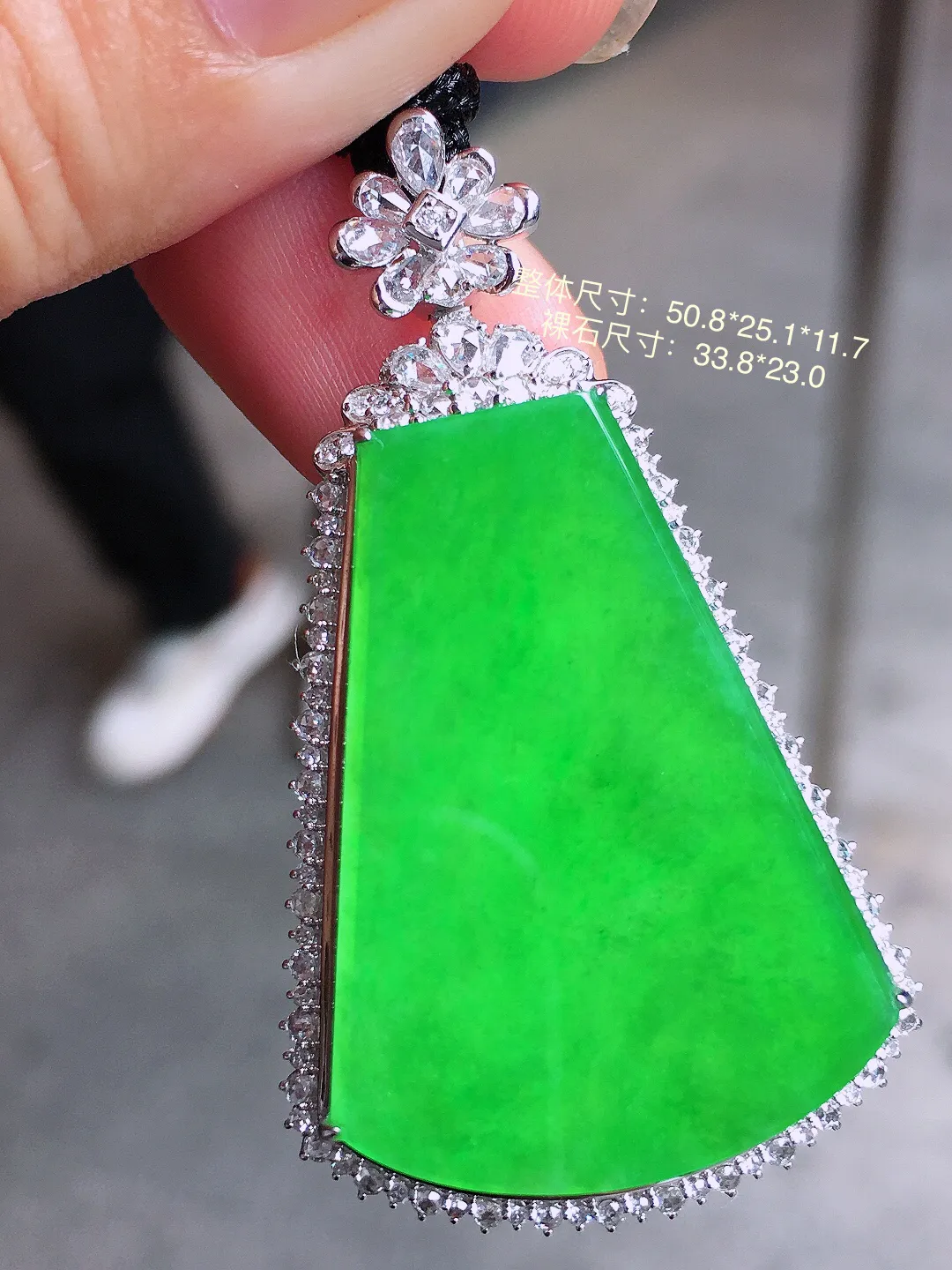 阳绿无事牌吊坠，色泽均匀艳丽，玉质细腻，荧光感超
强，饱满水润，气质满满。18k
金豪华镶嵌