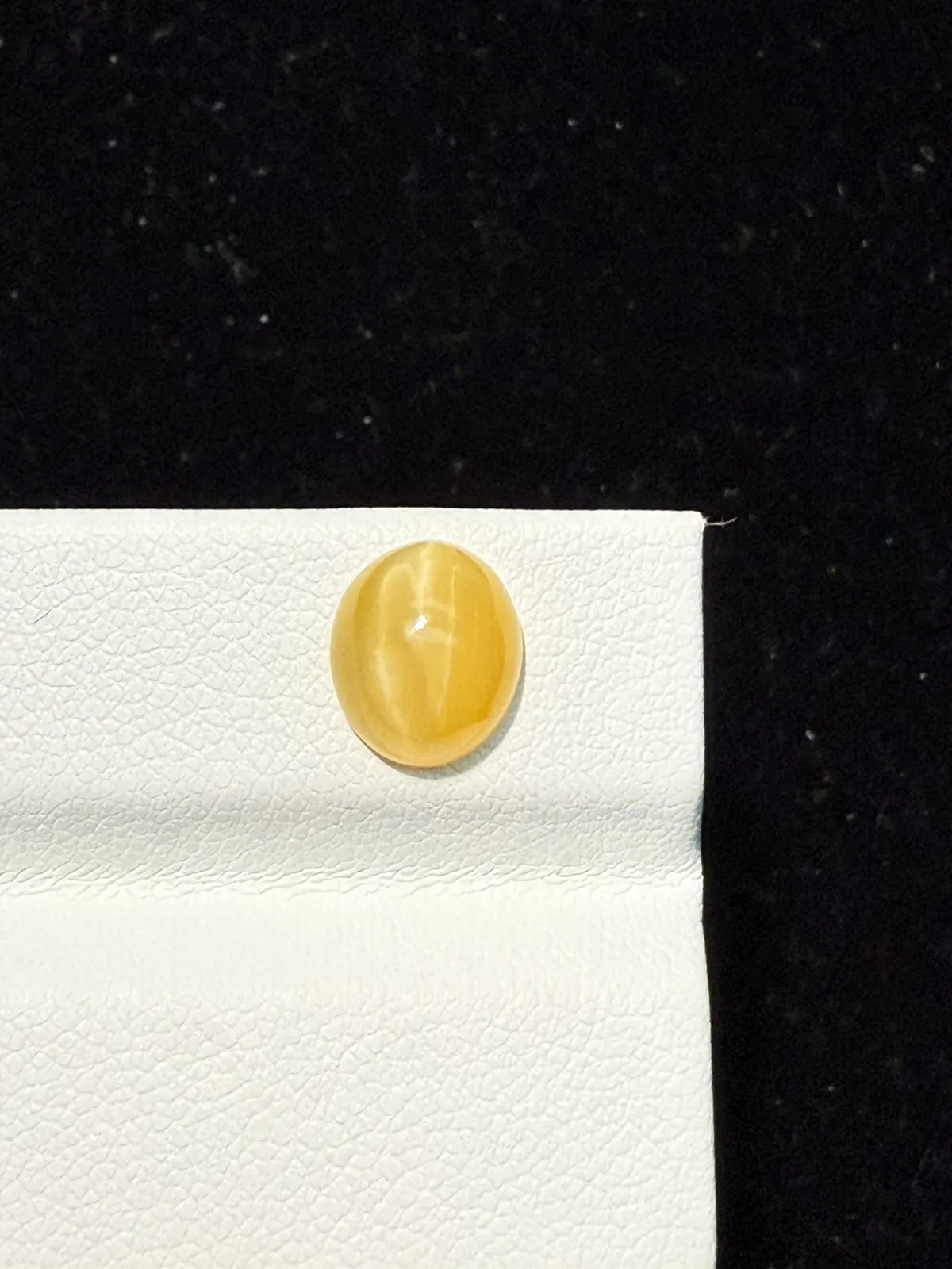 1.66ct天然欧泊猫眼裸石，尺寸9.2*7.8*4.4mm，颜色美艳 ，眼线犀利